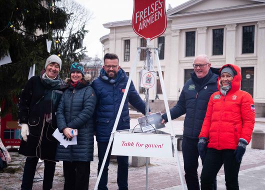 Pengegave fra Mester Grønn til Frelsesarmeen Pengegave fra Mester Grønn til Frelsesarmeen
